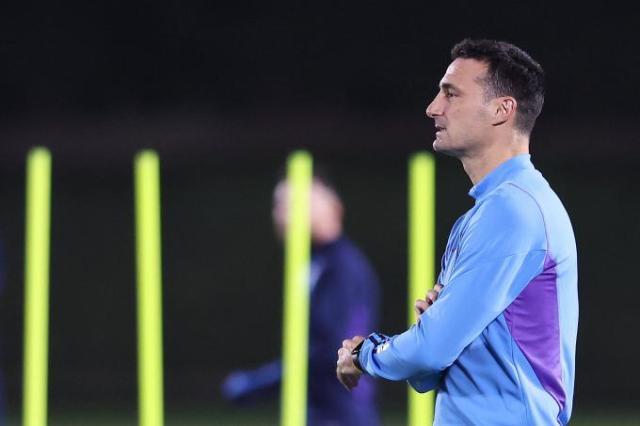 1671346595916009608.jpg scaloni_en_un_entrenamiento_de_argentina.jpg